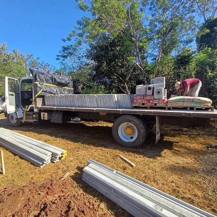 Camión entregando materiales en obra de COPROSA
