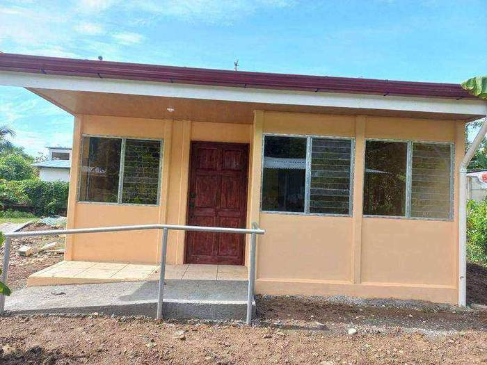 Casa color durazno con rampa de acceso y pasamanos, entregada en Belén, Heredia