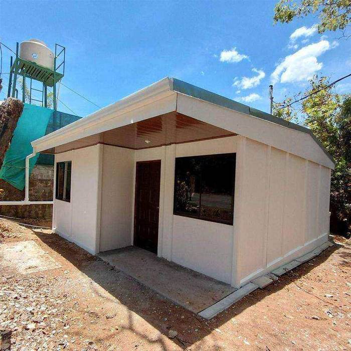 Casa blanca de una planta con corredor techado y ventanales, entregada en Grecia, Alajuela
