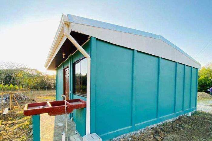 Casa turquesa de una planta con pila exterior, entregada en Guácimo, Limón